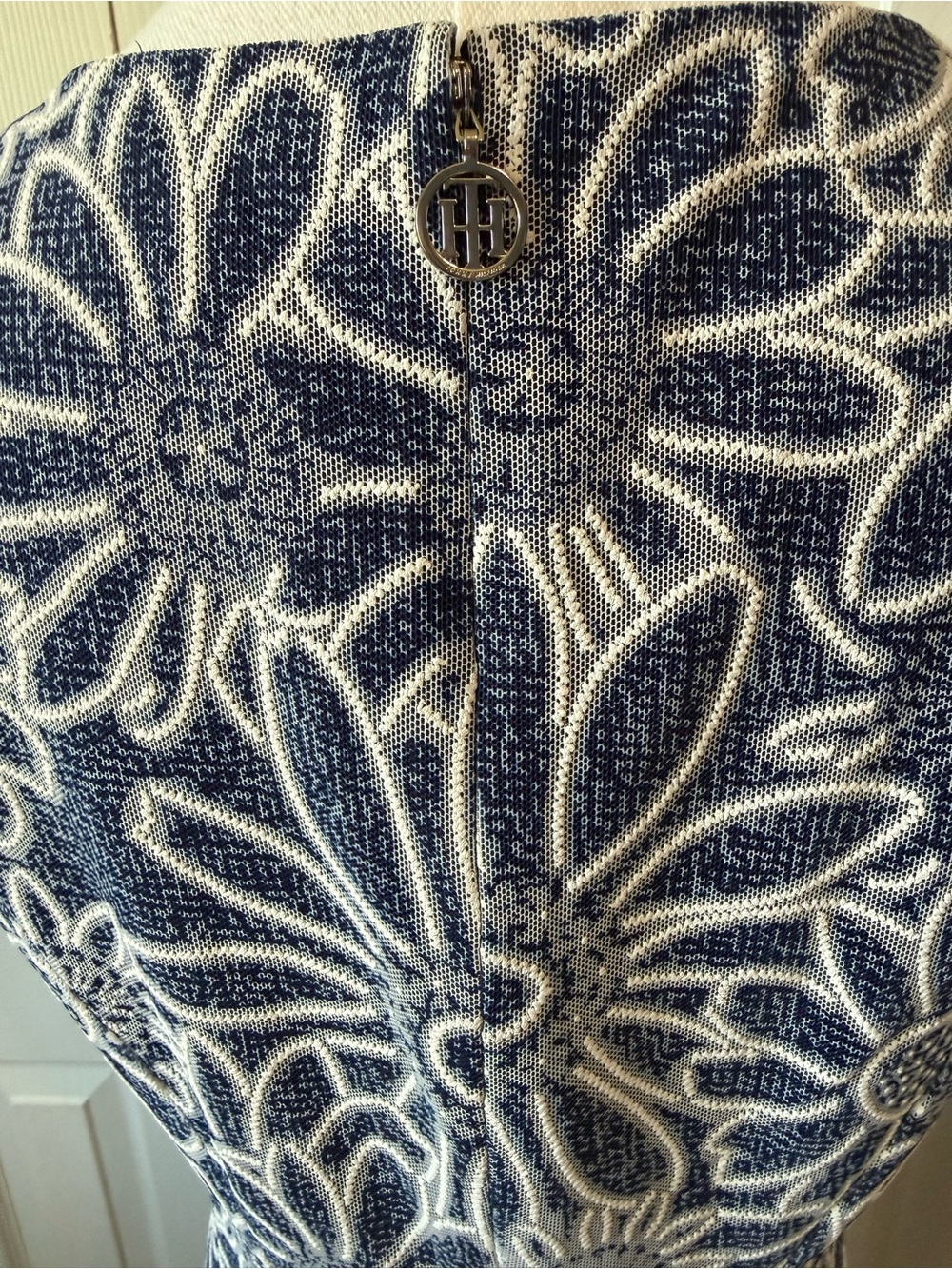 Tommy Hilfiger Floral Fit & Flare Dress Size 4 Navy White Sleeveless V-Neck - Picture 4 of 9